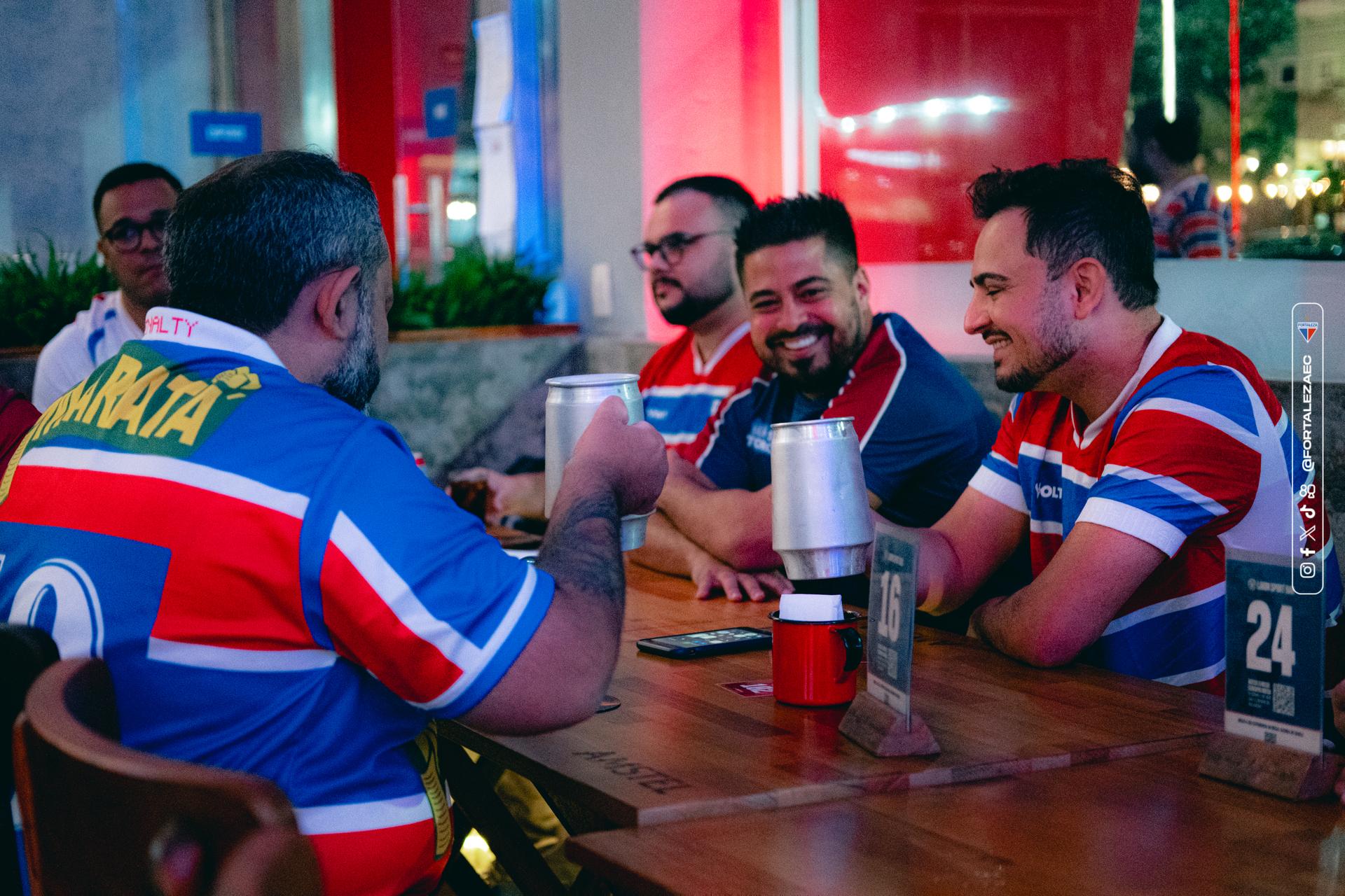 Torcedores do Fortaleza no Laion Sport Bar