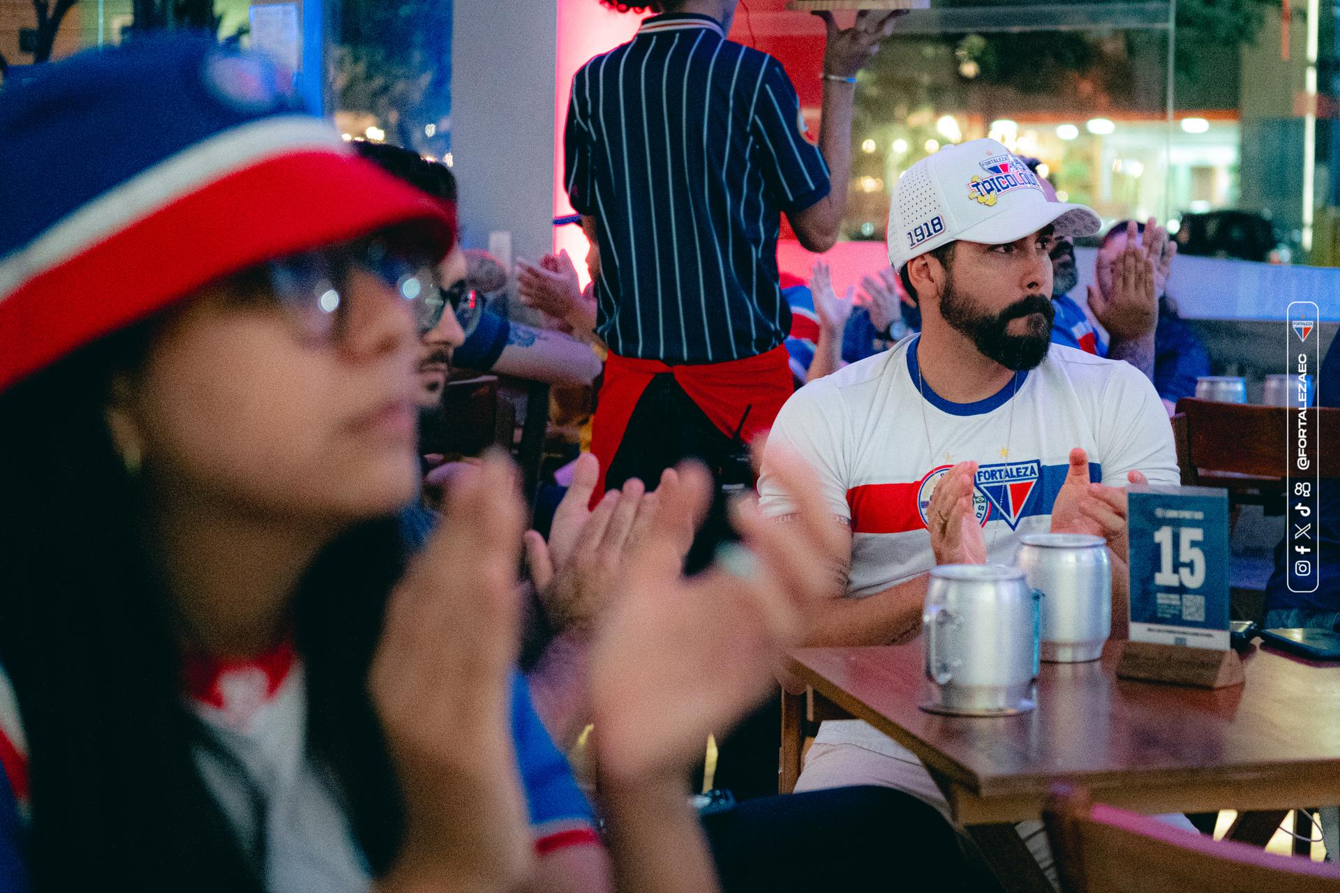Torcida vibrando no Laion Sport Bar
